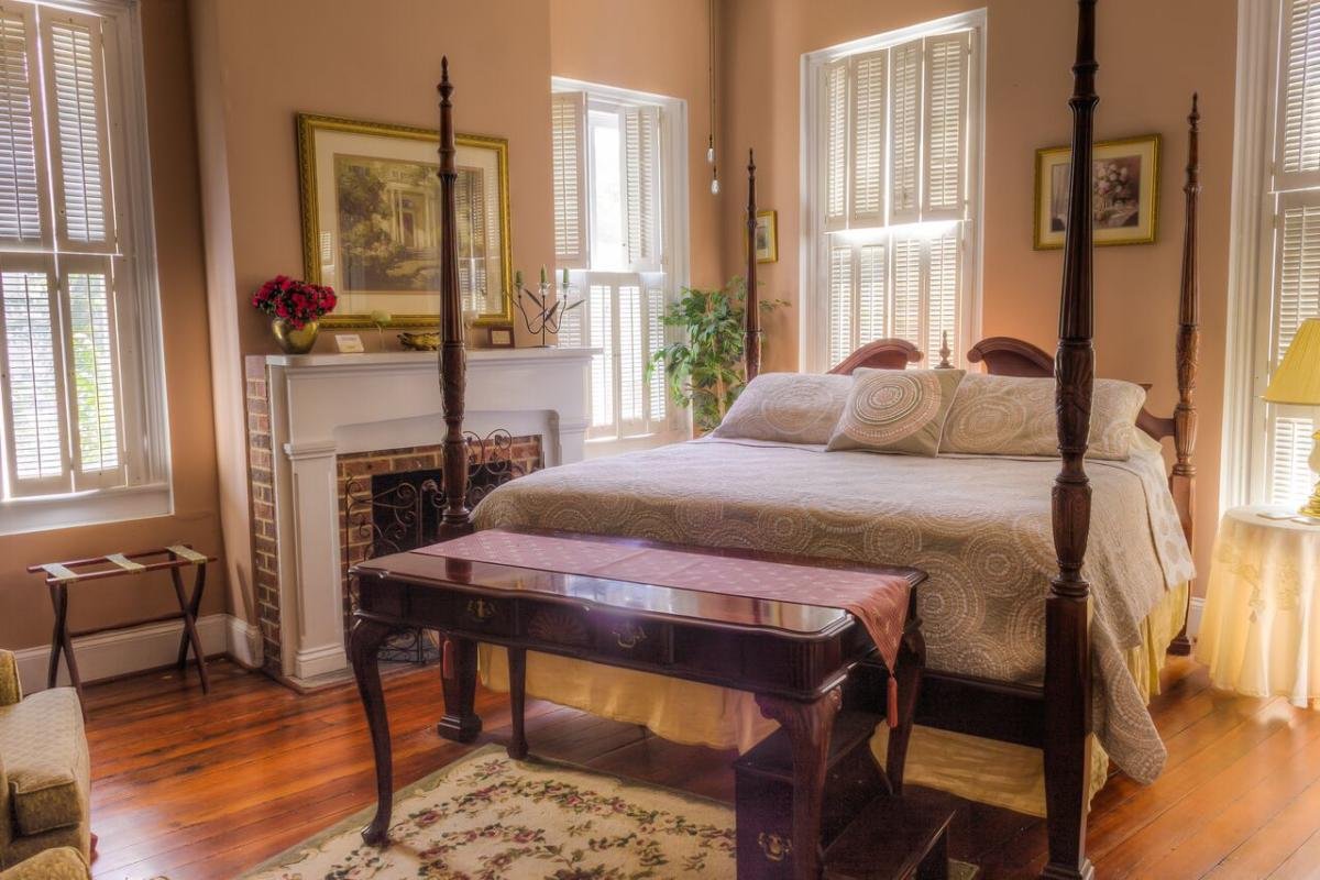 Room inside Olde Town Inn Augusta